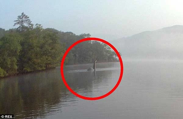 Tồn tại nhiều tranh cãi quanh hiện tượng bí ẩn về sự tồn tại của quái vật hồ Loch Ness.