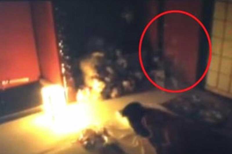 'Dựng tóc gáy' khi xem cảnh 'hồn ma em bé' đi lại quanh phòng khách