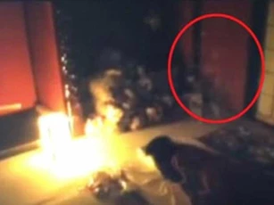 'Dựng tóc gáy' khi xem cảnh 'hồn ma em bé' đi lại quanh phòng khách