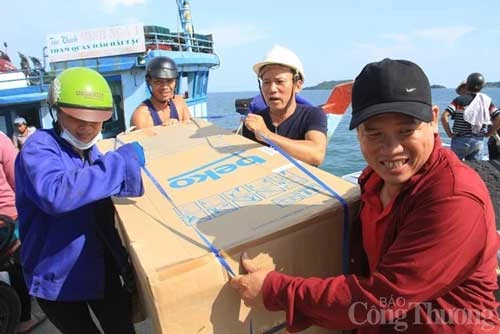 Người dân huyện đảo Phú Quốc, tỉnh Kiên Giang nhận hàng đặt mua qua kênh thương mại điện tử.