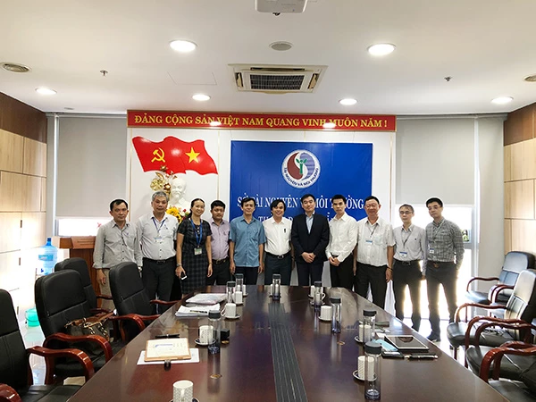 Giám đốc Sở TN-MT Đà Nẵng Tô Văn Hùng (áo trắng, giữa) gặp gỡ, trao đổi với đoàn của 