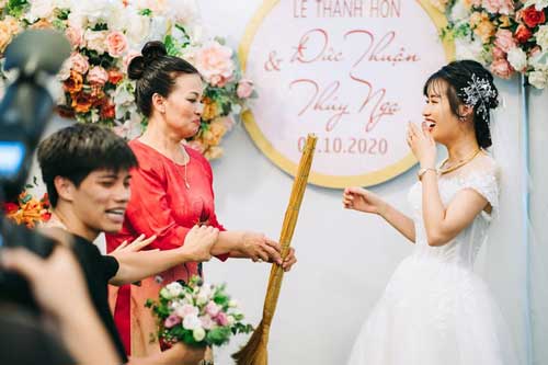 Ngay trên sân khấu hôn lễ, mẹ chồng trao cho con dâu cây chổi quét nhà và lời tiết lộ bất ngờ từ chính chú rể