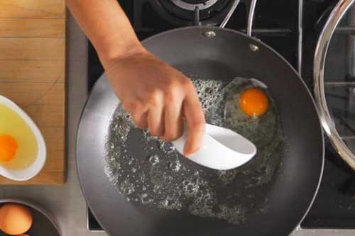Thói quen nêm gia vị vào trứng khi nấu của nhiều bà nội trợ biến trứng trở thành chất độc