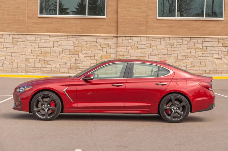 1. Genesis G70 2020 (giá khởi điểm: 35.450 USD, điểm tổng thể: 8,8/10).