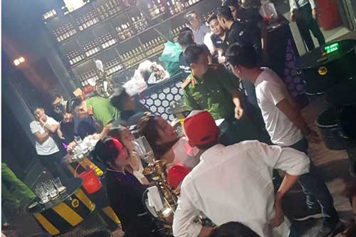 Cảnh sát đột kích quán bar ở Cần Thơ, nhiều thanh niên dương tính ma tuý