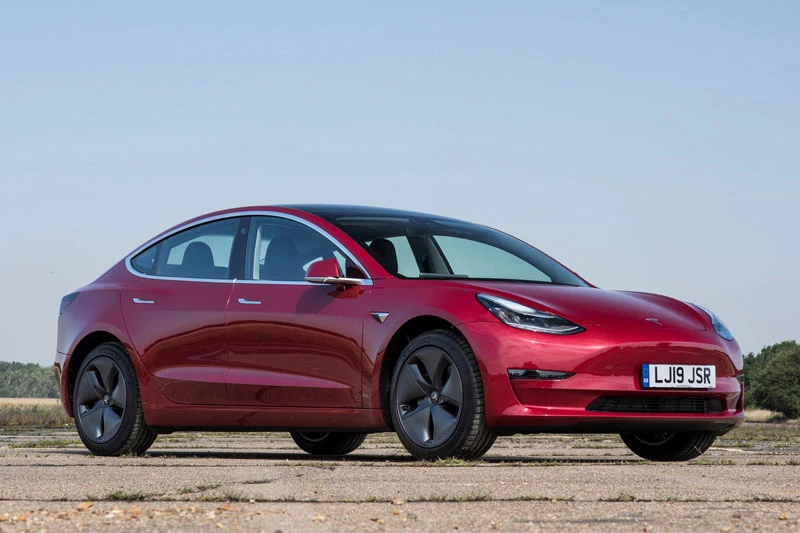 2. Tesla Model 3 2020 (giá khởi điểm: 39.990 USD, điểm tổng thể: 8,8/10).