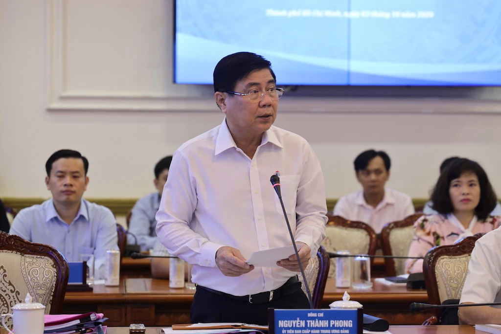 Ông Nguyễn Thành Phong đánh giá, kinh tế TP.HCM 9 tháng đầu năm lần đầu tiên tăng trưởng dưới 1,2% do ảnh hưởng của dịch bệnh khiến ngành du lịch, dịch vụ thiệt hại nặng. (Ảnh: HM)
