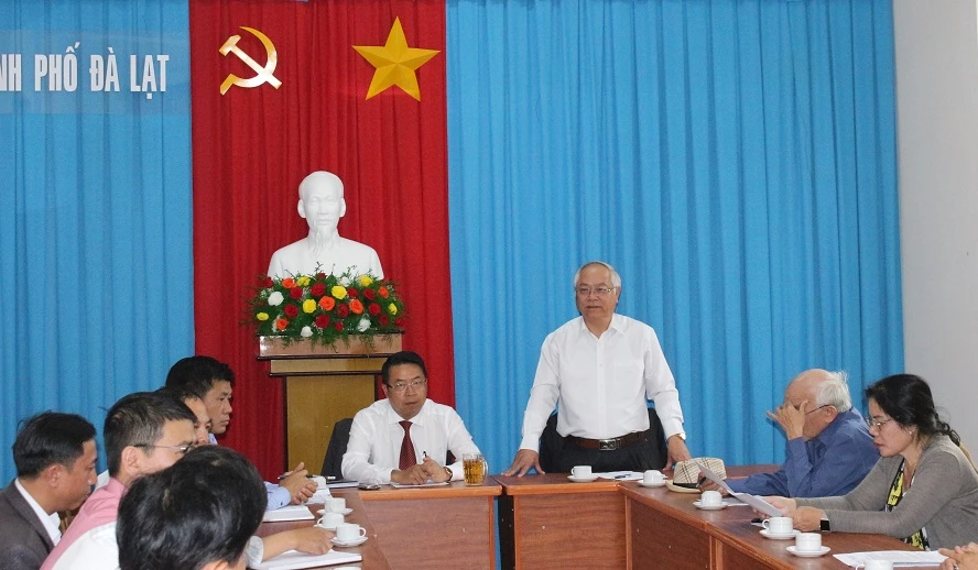Chủ tịch Hiệp hội Doanh nghiệp tỉnh Lâm Đồng làm việc với lãnh đạo UBND TP. Đà Lạt để tháo gỡ những khó khăn, vướng mắc trong công tác đầu tư, kinh doanh của doanh nghiệp.