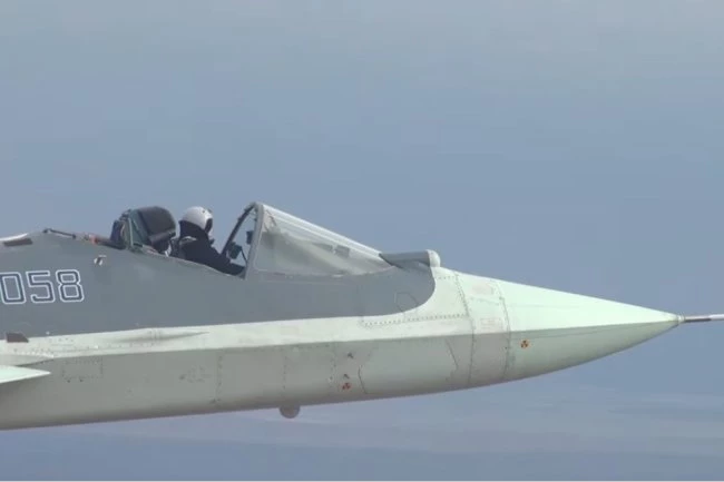 Phi công thử nghiệm đã điều khiển tiêm kích tàng hình Su-57 trong điều kiện không có nắp buồng lái. Ảnh: TASS.