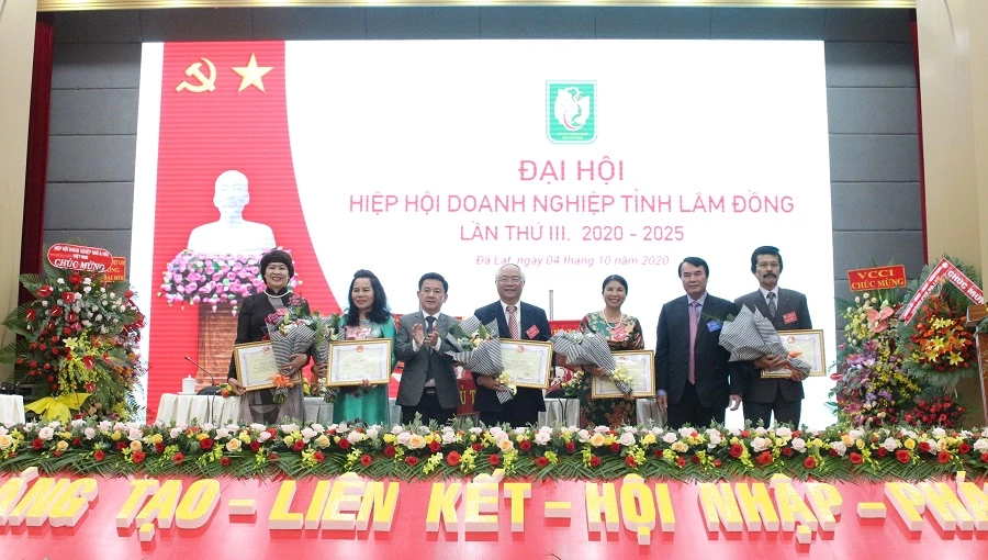 Đại diện UBND tỉnh Lâm Đồng tặng Bằng khen của UBND tỉnh cho các doanh nghiệp Hội viên của Hiệp hội Doanh nghiệp tỉnh Lâm Đồng.