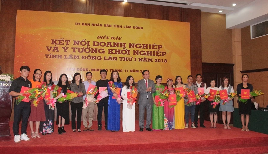 Phó Chủ tịch UBND tỉnh Lâm Đồng Nguyễn Văn Yên trao thưởng cho các dự án khởi nghiệp của tỉnh.