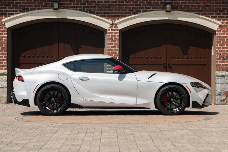 5. Toyota Supra 2020 (giá khởi điểm: 49.990 USD, điểm tổng thể: 8,6/10).