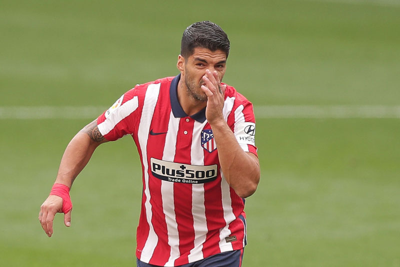 HÀI HƯỚC: Suarez đòi penalty vì bóng chạm tay... thủ môn