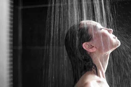 Không nên tắm nước nóng vào thời điểm này trong ngày