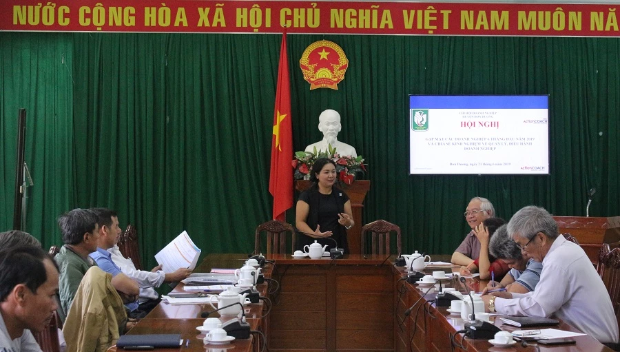 Coach Nguyễn Thị Thu Hiền tại buổi đào tạo doanh nghiệp cho các chủ doanh doanh nghiệp Hội viên thuộc Chi hội Doanh nghiệp Đơn Dương.