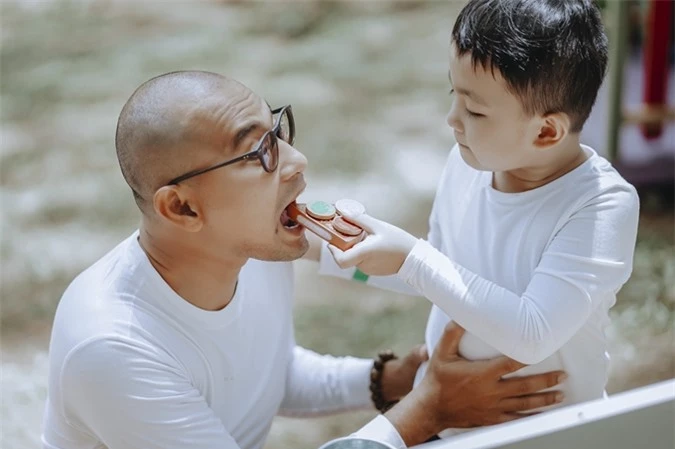 Đạo diễn Huỳnh Đông vui đùa với con trai.