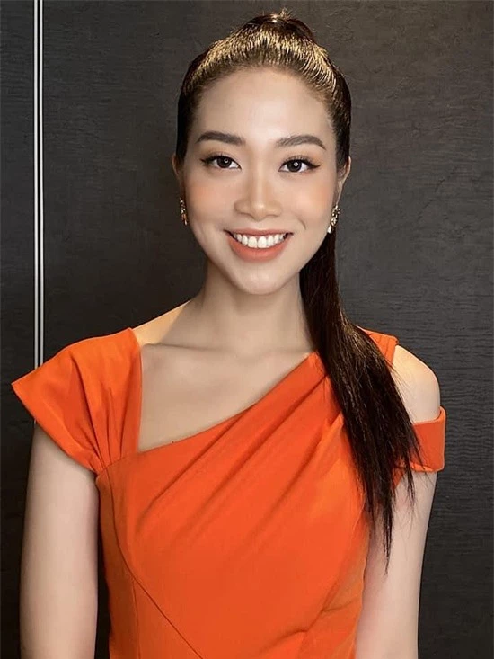 Vũ Quỳnh Trang từng có kinh nghiệm dự thi Hoa hậu Hoàn vũ Việt Nam 2019 với vị trí top 10, giải phụ Người đẹp Bản Lĩnh. Do đó, nhan sắc 23 tuổi này được đán
