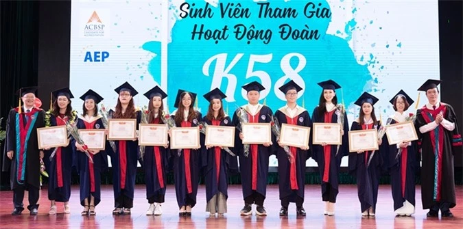 Á hậu 22 tuổi cũng là một trong các sinh viên tích cực với hoạt động Đoàn của trường.