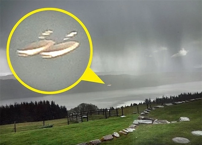 Chụp được ảnh UFO trên bầu trời hồ Loch Ness ảnh 1