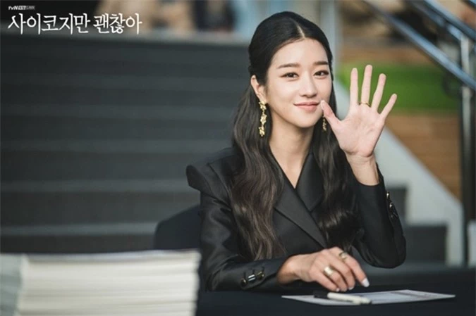 Hiệp hội người tiêu dùng Hàn Quốc mới đây bình chọn cho loạt phim truyền hình có độ phủ sóng, ảnh hưởng thương hiệu trong năm 2020. Nhờ diễn xuất có chiều sâu khi vào vai cô gái mắc chứng rối loạn chống đối xã hội trong phim Điên thì có sao, Seo Ye Ji được xướng tên cho hạng mục Nữ diễn viên chính xuất sắc. Đây là vai chính đầu tay của người đẹp 30 tuổi.