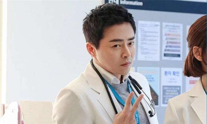 Jo Jung Suk của phim Hospital Playlist thắng giải Nam diễn viên chính xuất sắc.
