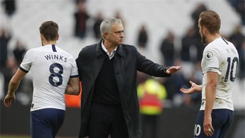 Mourinho đã cùng Tottenham thua cả 2 trận gặp Chelsea mùa trước