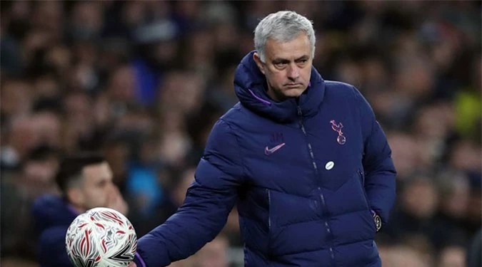 Quả bóng trách nhiệm đã được trao vào tay Mourinho, nhưng liệu ông có thành công?