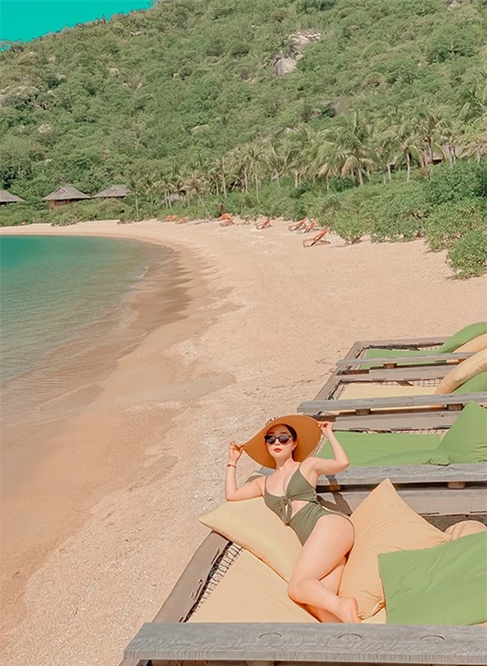 Nữ diễn viên Về nhà đi con chuẩn bị nhiều bộ bikini gợi cảm để chụp ảnh kỷ niệm tại một trong những resort cao cấp nhất ở Nha Trang - Khánh Hoà.