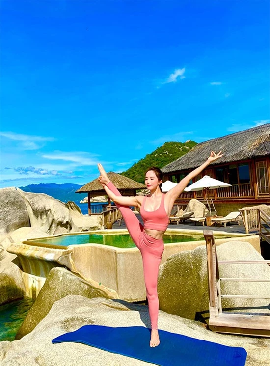 Khi nghỉ dưỡng, Quỳnh Nga cũng không quên thói quen tập yoga mỗi ngày. Cô trải thảm trên tảng đá, luyện tập những bài khởi đầu chào ngày mới để tích luỹ năng lượng tích cực.