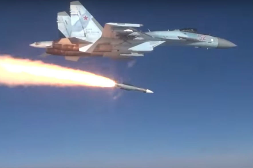 Tiêm kích đa năng Su-35S phóng tên lửa không đối không tầm xa R-37M. Ảnh: Topwar.