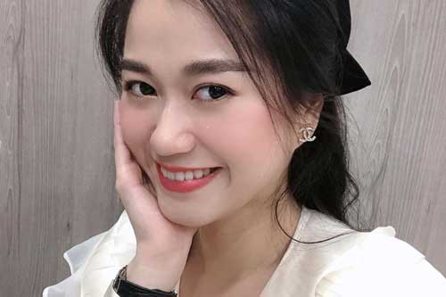 Lâm Vỹ Dạ selfie khoe cận nhan sắc "gái 2 con", còn viết status nhắn nhủ chồng giữa đêm