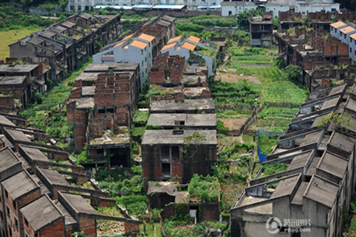 Đột nhập biệt thự 'ma' 24 năm không ai dám bén mảng