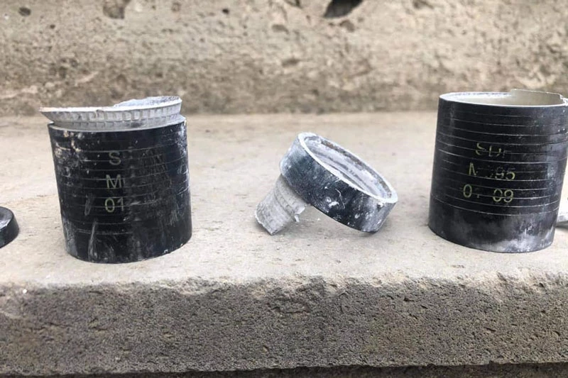 Các bức ảnh cho thấy một số mảnh kim loại, được người phát ngôn coi là bằng chứng về việc Azerbaijan sử dụng vũ khí chùm.