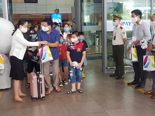 Bà Mai Thị Thanh Hải, Phó Giám đốc Trung tâm Xúc tiến Du lịch Đà Nẵng tặng quà, chào đón các du khách đầu tiên quay trở lại với TP này!