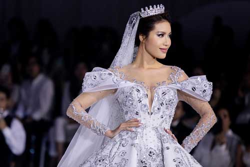 Minh Tú hóa thân thành cô dâu cổ tích trong bộ váy cưới nặng tới 25kg