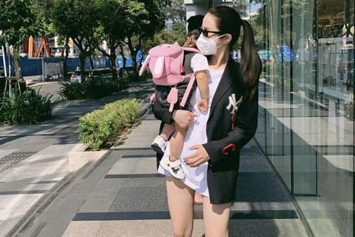 Hai 'mẹ bỉm sữa' sành điệu của showbiz Việt