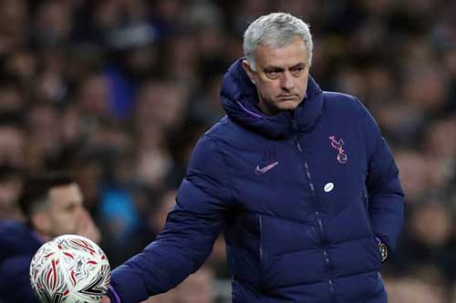 Mourinho hưởng lợi từ Pochettino nhưng có tránh được họa sa thải?