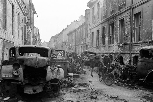 'Ám ảnh' cảnh tượng bên trong boongke của Hitler và Berlin hoang tàn