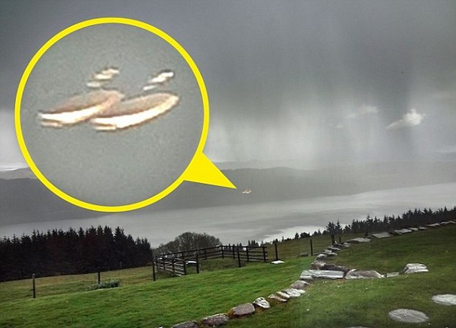 Chụp được ảnh UFO trên bầu trời hồ Loch Ness