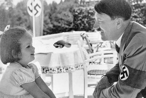 Trùm phát xít Hitler qua những bức ảnh tuyên truyền của Đức Quốc xã