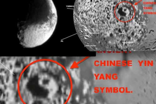 Bí ẩn dấu vết lạ trên Mặt Trăng sao Thổ nghi là mặt người ngoài hành tinh