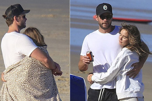 Liam Hemsworth ôm siết bạn gái trên bãi biển