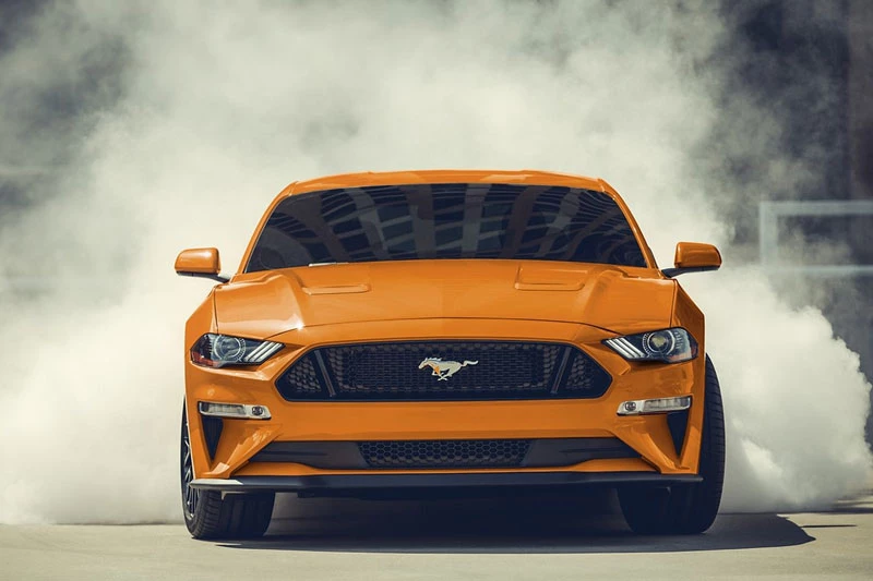 1. Ford Mustang 2020 (giá khởi điểm: 26.670 USD, điểm tổng thể: 8,8/10).