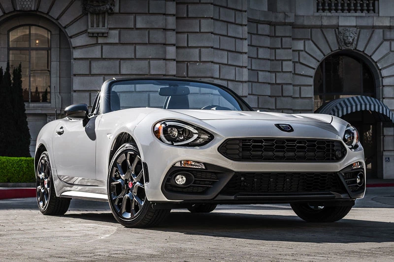 10. Fiat 124 Spider 2020 (giá khởi điểm: 25.390 USD, điểm tổng thể: 7,2/10). 