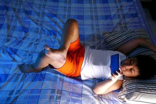 Những người hay nghịch điện thoại di động trước khi ngủ mà có 4 triệu chứng này thì có thể bệnh gan đã âm thầm tìm đến