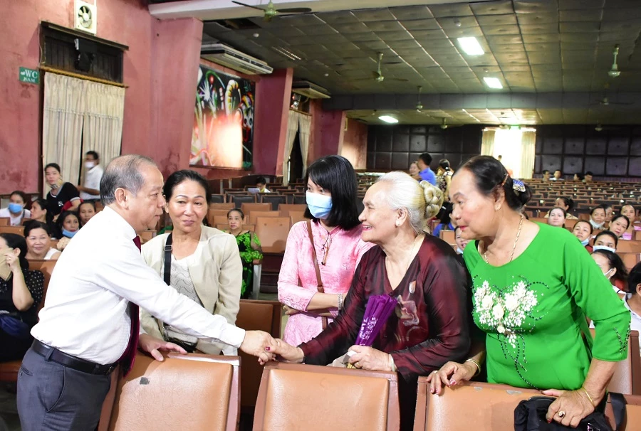Bà con tiểu thương chợ Đông Ba rất vui mừng, phấn khởi khi có buổi trao đổi trực tiếp với Chủ tịch UBND tỉnh Thừa Thiên Huế.