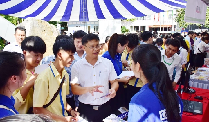 Phó Chủ tịch tỉnh Thừa Thiên Huế Nguyễn Thanh Bình trò chuyện với các sinh viên, học viên, người lao động tại “Ngày hội tuyển sinh, tuyển dụng và Sàn Giao dịch việc làm nhân lực CNTT tỉnh Thừa Thiên Huế năm 2020”.