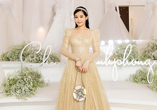 Ngân Anh hiếm hoi đi xem show thời trang