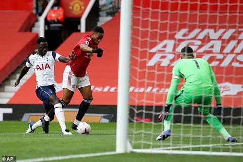 Martial: Cơn ác mộng lớn hơn phía sau chiếc thẻ đỏ