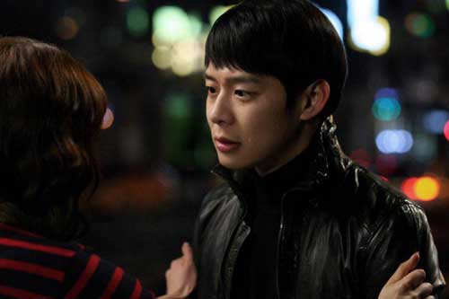 Thấy vợ bước vào nhà nghỉ, chồng vội vàng đi theo rồi sau đó ôm mặt khóc nức nở vì hạnh phúc